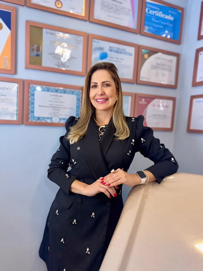 Especialista da Essence Estética Avançada com suas certificações